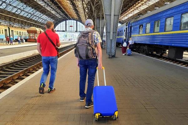 потяг, поїзд, укрзалізниця, перон