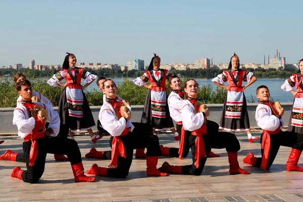 Girls Boys Dancing National Ukrainian Dance Embroidered Shirts Vyshyvanka Patriot — Stockfoto