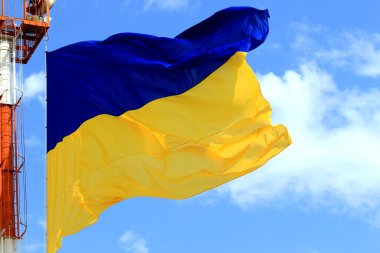 Mavi gökyüzünde dalgalanan Ukrayna bayrağı. Büyük sarı Ukrayna ulusal bayrağı, Kyiv Ukrayna. Savunma, Bağımsızlık, Anayasa Günü