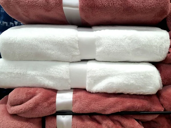 Pilha Cobertores Quentes Colchas Encontra Prateleira Loja Artigos Para Lar — Fotografia de Stock