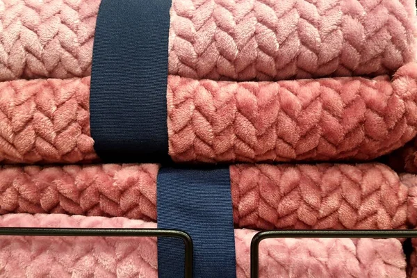 Pilha Cobertores Quentes Colchas Encontra Prateleira Loja Artigos Para Lar — Fotografia de Stock