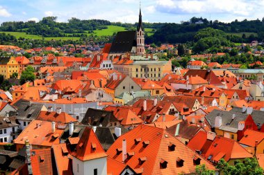 Çek Cumhuriyeti, Krumlov. Tarihsel Çek kasabası, gotik mimari. Cesky Krumlov 'un Panoraması. Vltava Nehri üzerindeki UNESCO Dünya Mirasları Alanı güzel ve renkli bir şehirdir..
