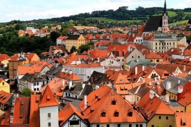 Çek Cumhuriyeti, Krumlov. Tarihsel Çek kasabası, gotik mimari. Cesky Krumlov 'un Panoraması. Vltava Nehri üzerindeki UNESCO Dünya Mirasları Alanı güzel ve renkli bir şehirdir..