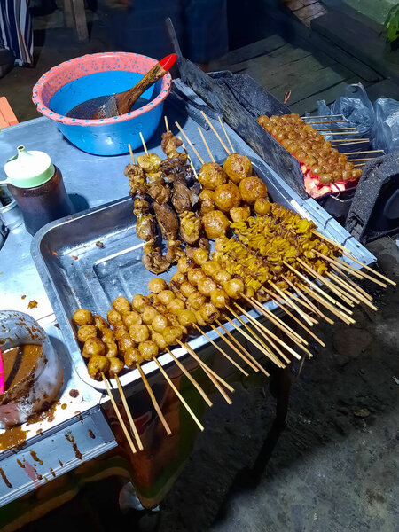 Индонезийские традиционные закуски, мясные шарики, куриная печень и кишечник на обочине дороги