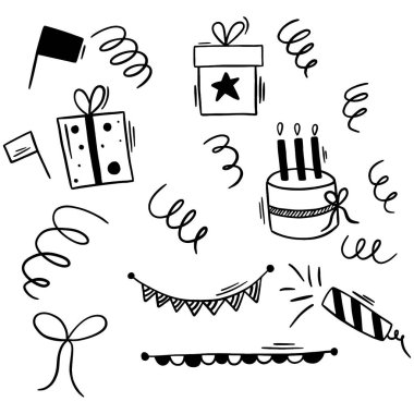 Doğum günü pastası ve çelenklerle süslenmiş siyah elementler.