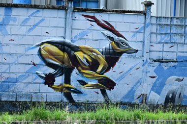 Şehirde gezen sokak sanatçılarının grafitilerine ve başyapıtlarına hayran olmak güzel.