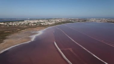 Las Salinas 'ın Pembe Gölü, Torrevieja Şehri ve Akdeniz' in havadan görünüşü, Alicante İspanya 'nın Costa Blanca Eyaleti - insansız hava aracı atışı