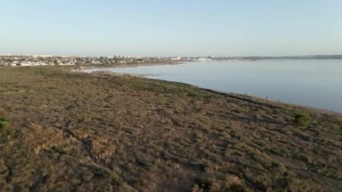 İspanya 'nın Alicante kentindeki Las Salinas de Torrevieja Gölü' ne doğru uçuyor. Hava Dronu