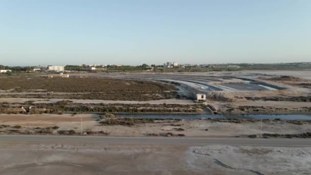 Aerial View Of Las Salinas de Torrevieja, Salt Production Industry Alicante, Spanyolország. drónvisszahúzódás — Stock videók