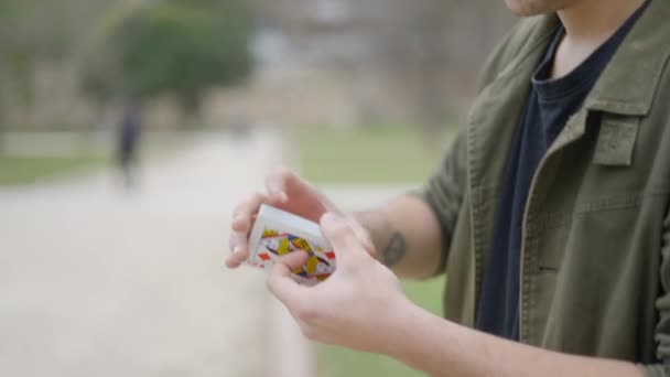 Uomo Illusionista Che Mostra Trucco Magia Strada Con Carte Primo — Video Stock