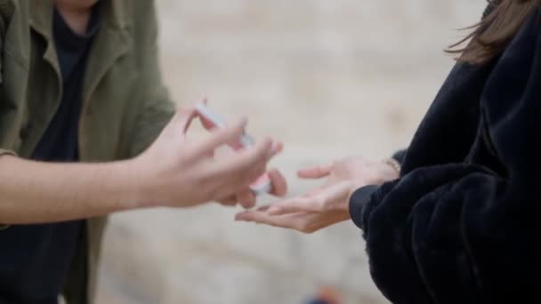 Profesional Street Magician Cap Performs Sleight Hand Card Trick Lanzar — Vídeos de Stock