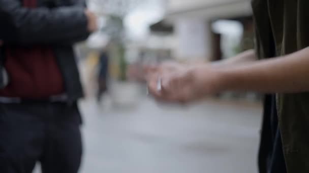 近距离拍摄的男子在城市街道上玩纸牌把戏 用卡片展示街头魔术的魔术师 4K水平视频 — 图库视频影像