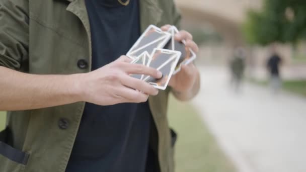 Zauberer Zeigen Trick Mit Spielkarte Professioneller Straßenmagier Führt Beeindruckenden Taschenspielertrick — Stockvideo