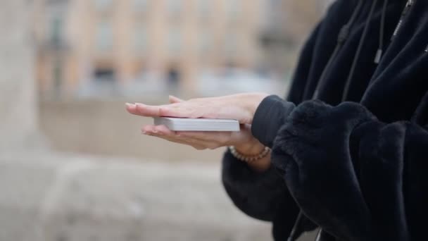 ストリートを背景にした公園でのカード魔術師のパフォーマンス 4K水平ビデオ — ストック動画
