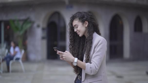 Fille Marocaine Joyeuse Sourit Tout Envoyant Des Sms Sur Son — Video