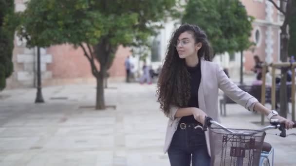 Härlig Marockansk Flicka Promenera Parken Med Cykel Medelhög Skott Horisontell — Stockvideo