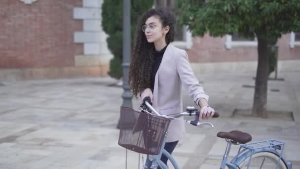 Plaza Bisikletle Yürüyen Genç Bir Kadının Yavaş Hareketi Yatay — Stok video