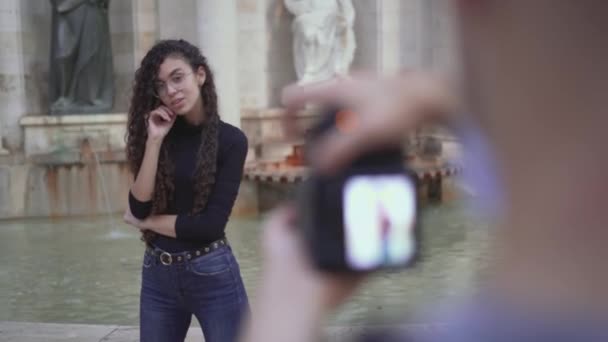 Camera Screen Held Male Photographer Taking Photos Young Moroccan Lady — 图库视频影像