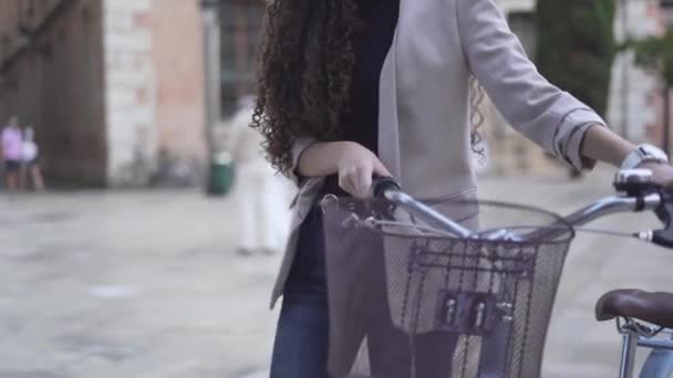 Pretty Woman Long Curly Hair Walking Street Bicycle Detailní Záběr — Stock video