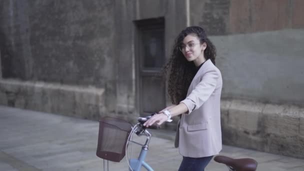 Марокканка Очках Длинными Вьющимися Волосами Позирующая Велосипеде Портативный Горизонтальный — стоковое видео