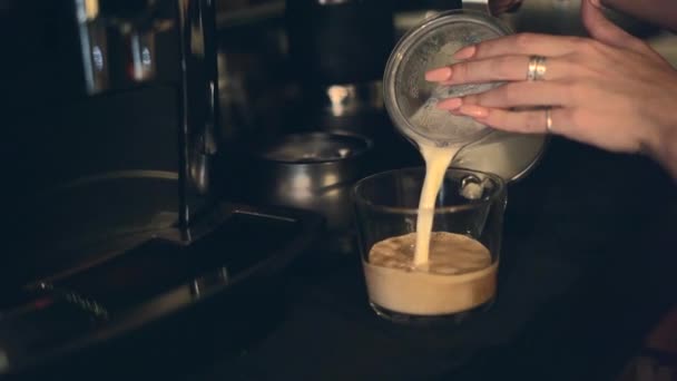 Female Hands Pouring Fresh Milk Cup Black Coffee Office Coffee — Vídeo de Stock