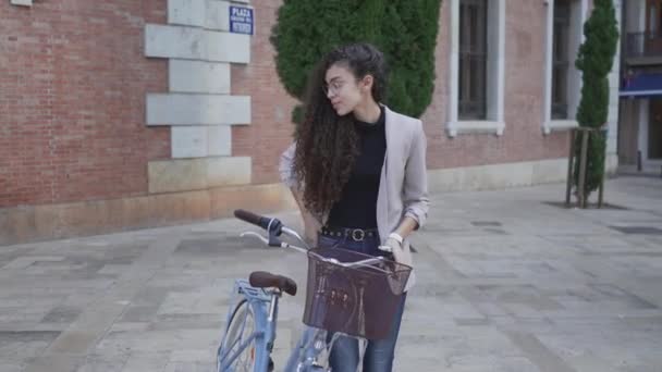 一个骑自行车的女人从她的手机上接听电话的形象 衣帽间 — 图库视频影像