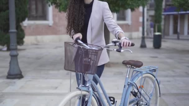 Marockanska Lady Casual Wear Med Cykel Promenader Utomhus Dagtid Närbild — Stockvideo