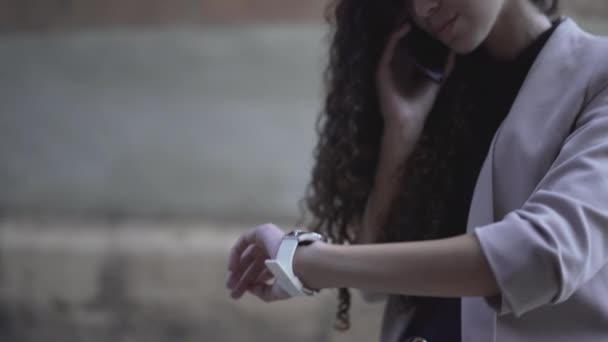 Chica Hablando Smartphone Mirando Reloj Pulsera Primer Plano Horizontal — Vídeo de stock