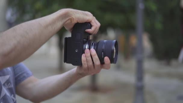Photographer Holding Modern Camera Outdoor Bokeh Background Closeup Horizontal — 图库视频影像