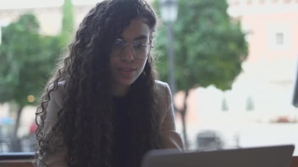 Charmosa Menina Executiva Marroquina Funciona Seu Laptop Dentro Café Fechar — Vídeo de Stock
