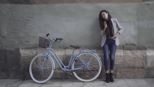 Girl Bicycle Receive Call Her Smartphone Static Shot Horizontal — Stockvideo