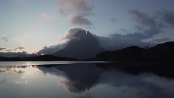 Vista Del Movimiento Las Nubes Timelapse Sobre Pintoresco Pico Montaña — Vídeos de Stock