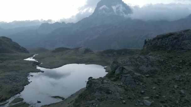 法国比利牛斯山脉秋季落日后湖水水位下降的鸟瞰 水平4K视频 — 图库视频影像