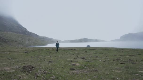 Vue Touriste Précipitant Vers Tente Bord Lac Ayous Avec Brouillard — Video