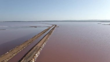 Pembe Göl, Torrevieja 'nın Las Salinas' ı Alicante, İspanya - hava panoramik - yatay 4K video