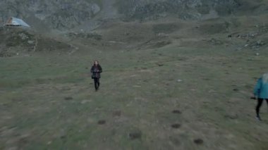 Fransa 'da Pireneler' deki el değmemiş Ayous Gölü 'nün yanında birkaç çadır bulunan bir kamp alanının üzerinde havadan çekilmiş bir görüntü. - Yatay 4K videosu