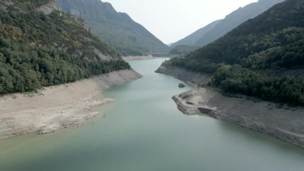 Inoltro Droni Girato Sopra Lungo Lago Verticale Ayous Con Acqua — Video Stock