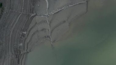 Sonbahar mevsiminde Fransa 'daki Pireneler' de Ayous Gölü 'nün kenarındaki alüvyon tabakalarını gören hava kuşları. - Yatay 4K videosu