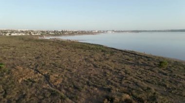 İspanya 'nın Alicante kentindeki Las Salinas de Torrevieja Gölü' ne doğru uçuyor. Hava Aracı - Yatay 4K video