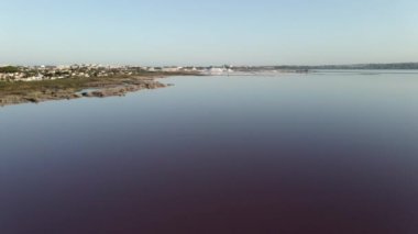 Torrevieja City, Alicante İspanya 'daki Las Salinas' taki Tuz Fabrikasına doğru hızlıca uç. Hava Aracı - Yatay 4K video