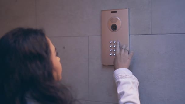 Genç Spanyol Kız Döşeme Duvarına Monte Edilmiş Video Dahili Telefonunun — Stok video
