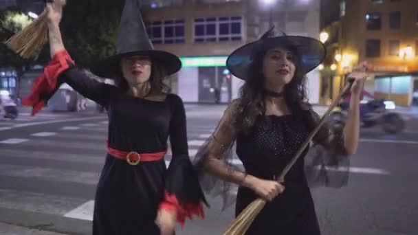 Cadı Cadılar Bayramı Kostümlü Iki Kolombiyalı Kız Süpürge Çubuklarıyla Gece — Stok video