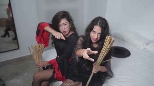 Dos Hermosas Mujeres Colombianas Disfraces Halloween Sentadas Cama Actuando Como — Vídeo de stock