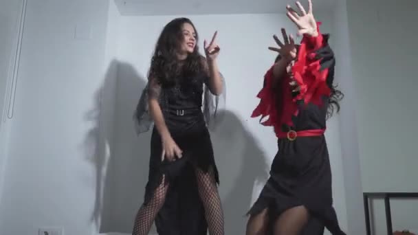 Zwei Junge Fröhliche Kolumbianische Mädchen Freunde Schwarzem Kleid Mit Spaß — Stockvideo