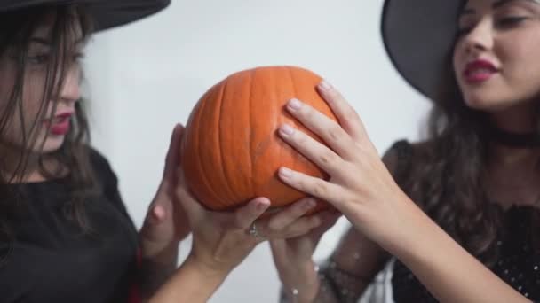 Młode Dziewczyny Kostiumie Czarownicy Trzymające Pocierające Dynię Podczas Halloween Zbliżenie — Wideo stockowe