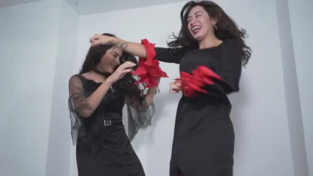 Deux Femmes Colombiennes Excitées Vêtues Costumes Noirs Halloween Célébrant Sautant — Video