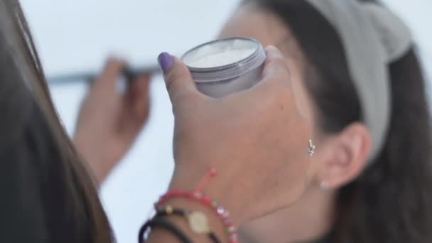 Artista Maquillaje Profesional Aplica Fundación Cara Las Mujeres Con Los — Vídeos de Stock