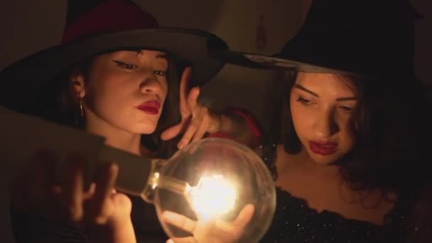 Молодые Девушки Костюме Ведьмы Исполняют Ритуал Хрустальным Мячом Макро Fontal — стоковое видео