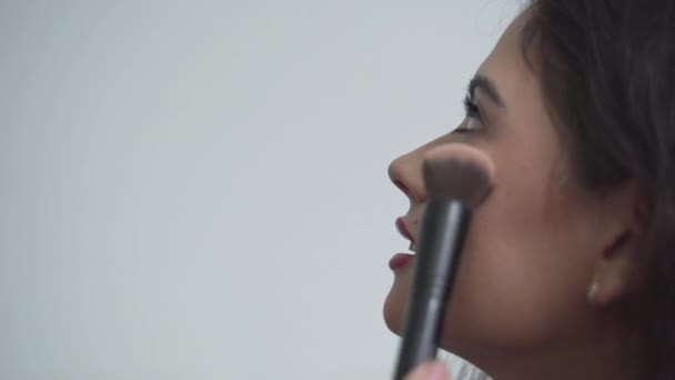 Piękna Kolumbijka Spogląda Górę Uśmiecha Się Podczas Gdy Makijażysta Nakłada — Wideo stockowe