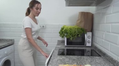 Tahta panoda doğranmış sebzeler pişirme kabına aktarılıyor. Yakın plan - Yatay